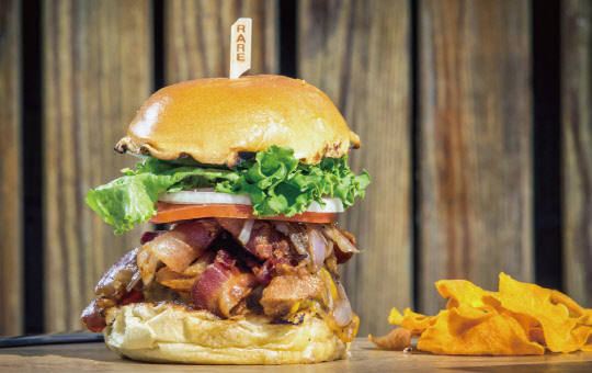 메종글래드 제주가 12일 오후 6시30분부터 제주 흑돼지 수제버거 파티를 연다. 경리단길에서 유명한 강석현 쉐프가 조리를 맡는다. 이번 수제버거는 메종글래드 파티셰가 직접 구운 촉촉하고 부드러운 브리오쉬번에 신선한 야채, 쫄깃한 식감이 일품인 제주 흑돼지 패티가 조화를 이뤄 환상적인 맛을 자아낼 것으로 기대된다. 메종글래드 제주 제공